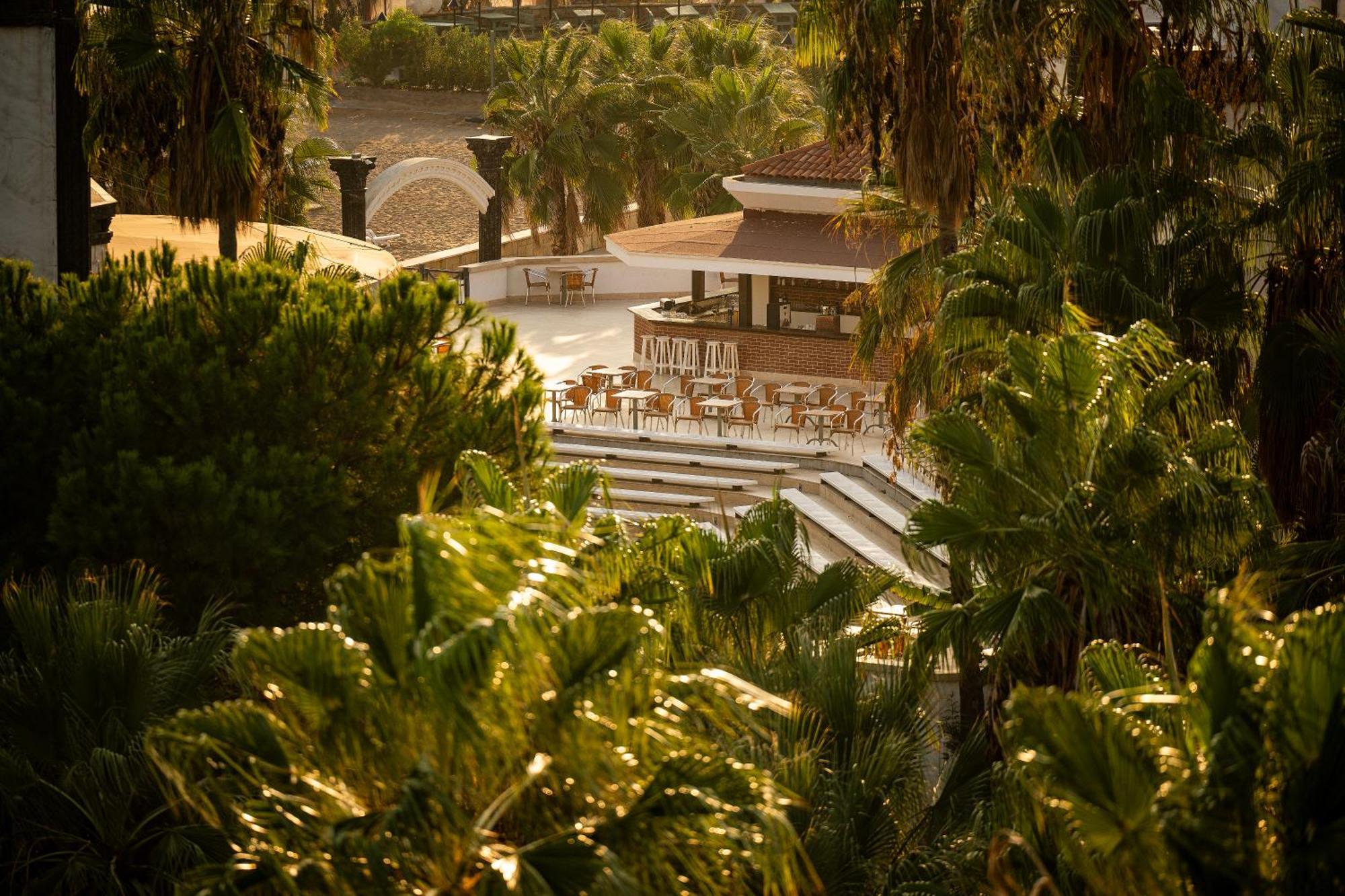 באלאק Adora Hotel & Resort מראה חיצוני תמונה
