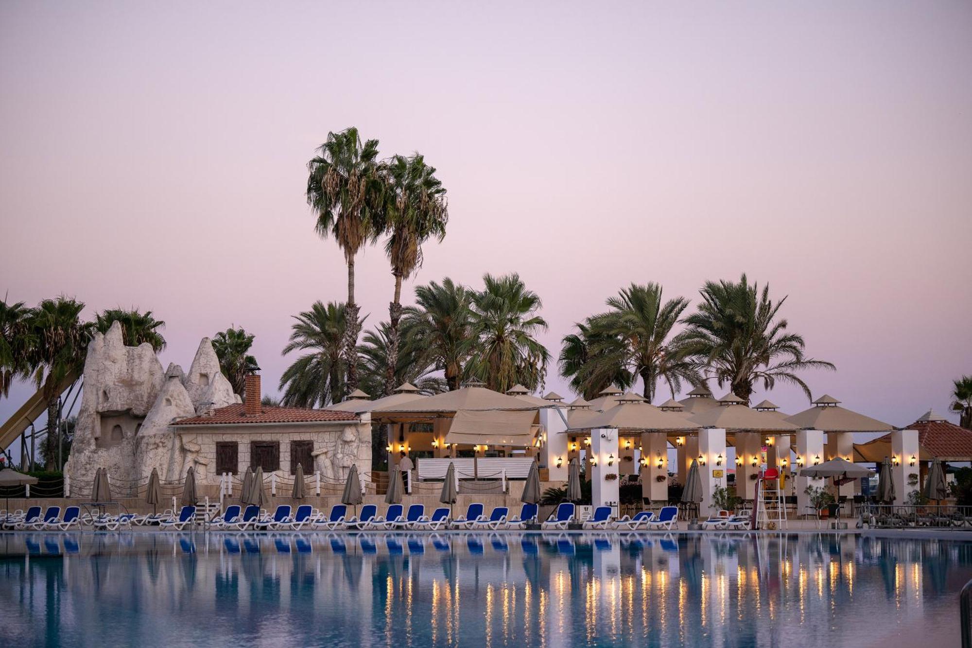 באלאק Adora Hotel & Resort מראה חיצוני תמונה